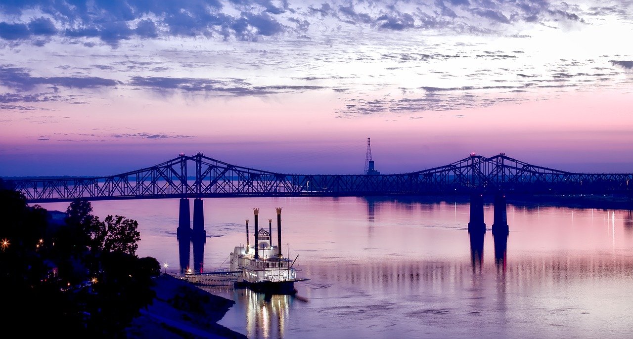 Climate change affects inland waterway transport in the Mississippi river